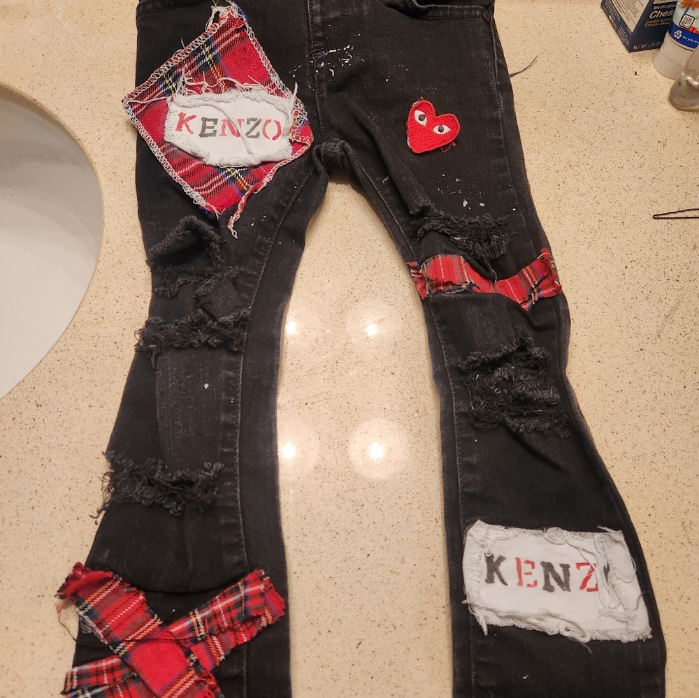 Size 3T and 4T shoe size : Burberry size 31 Gucci size 30